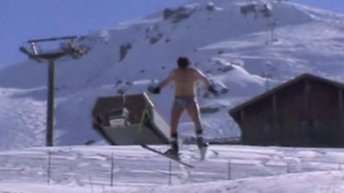 De är dock inte helt nakna, men att åka skidor i enbart boxers...